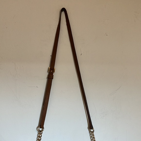 Michael kors four compartament  excelent condition  dimension. 8 by 6 inchs - Picture 2 of 5